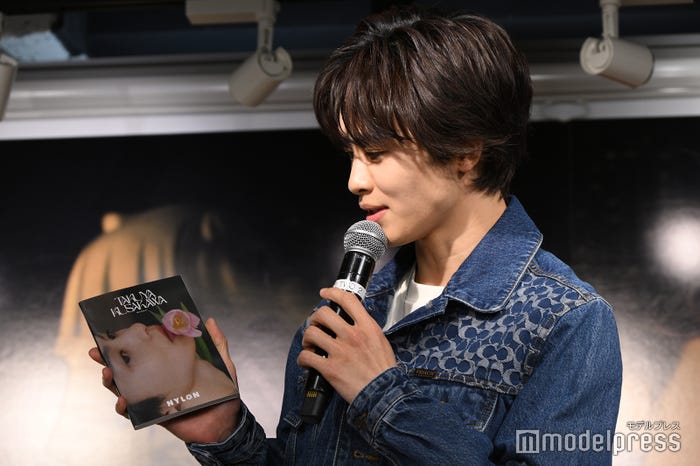 ミニ版を見つめる草川拓弥(C)モデルプレス