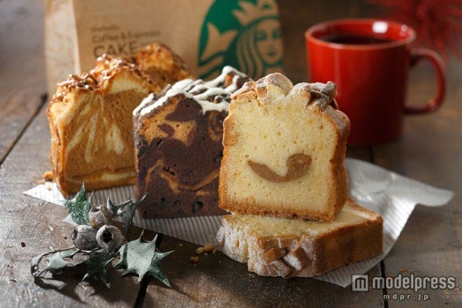 新登場の「コーヒー & エスプレッソケーキ ホワイト モカ」(右) と販売中の「コーヒー & エスプレッソケーキ カフェ モカ」(中央)、「コーヒー & エスプレッソケーキ キャラメル マキアート」(左)