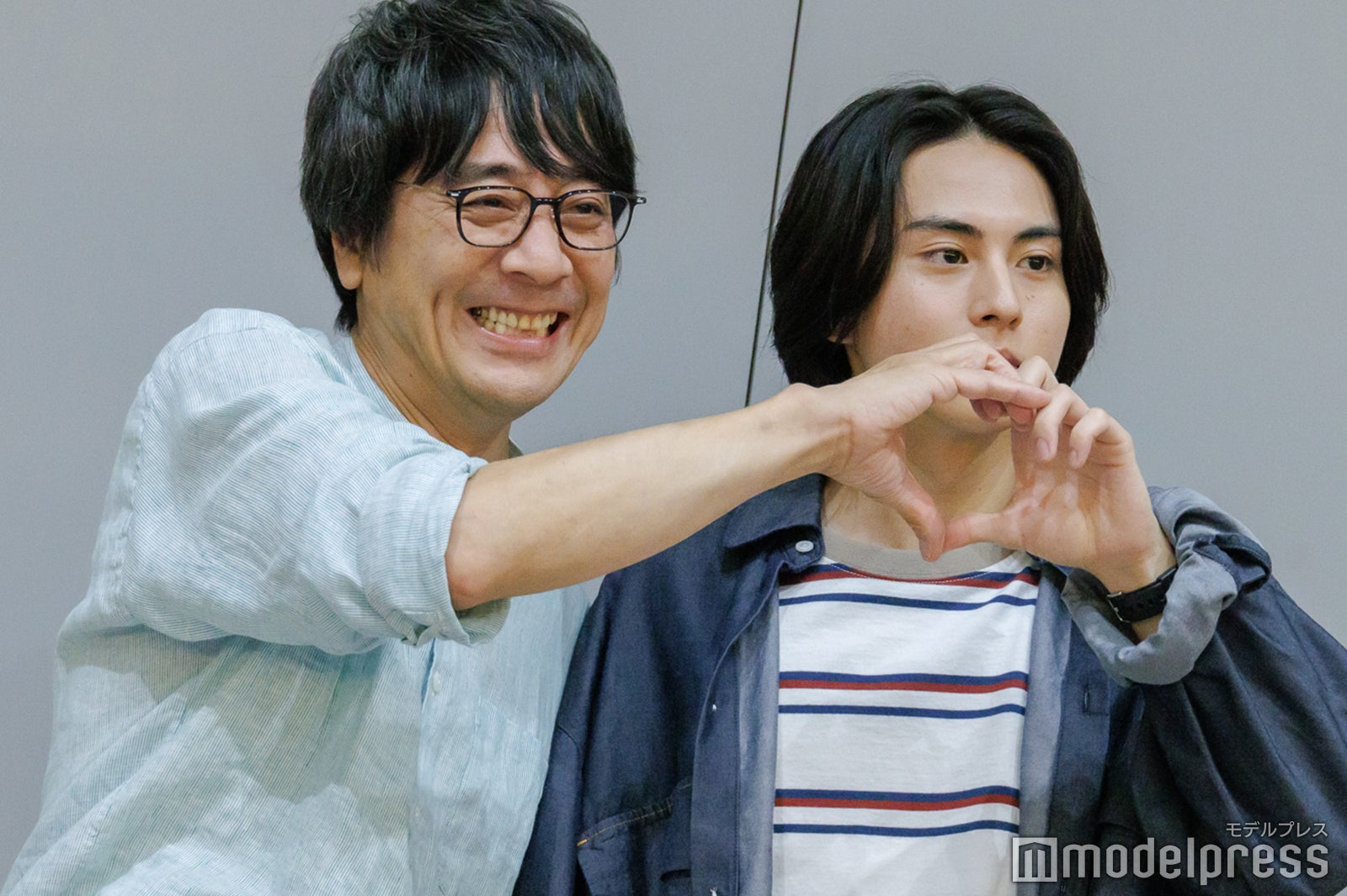 ハートポーズを作る山崎まさよし、酒井大成（C）モデルプレス