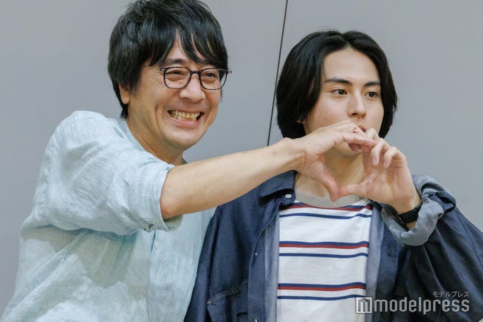 ハートポーズを作る山崎まさよし、酒井大成(C)モデルプレス