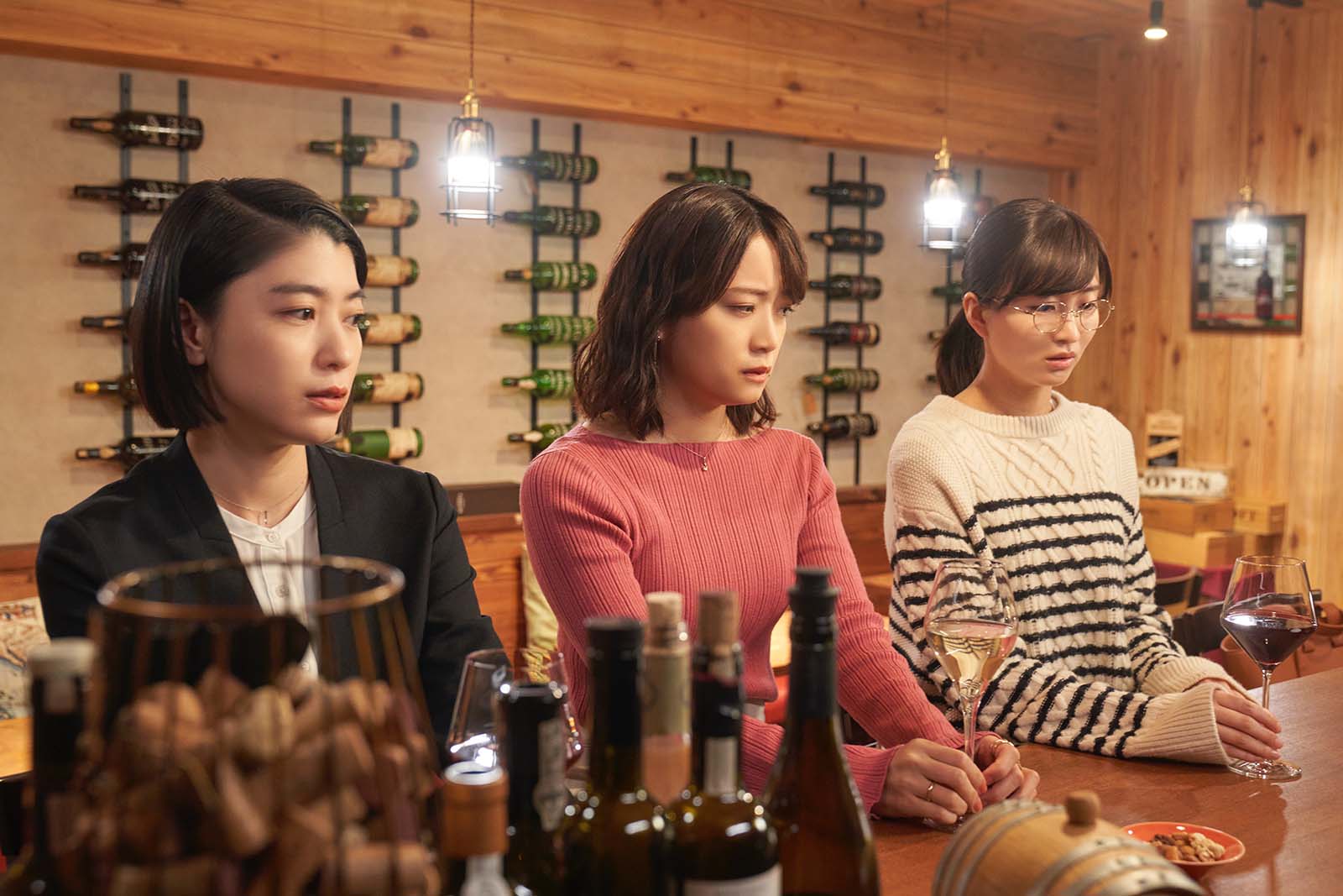 成海璃子、深川麻衣、岡崎紗絵「アイのない恋人たち」第6話より（C）ABCテレビ