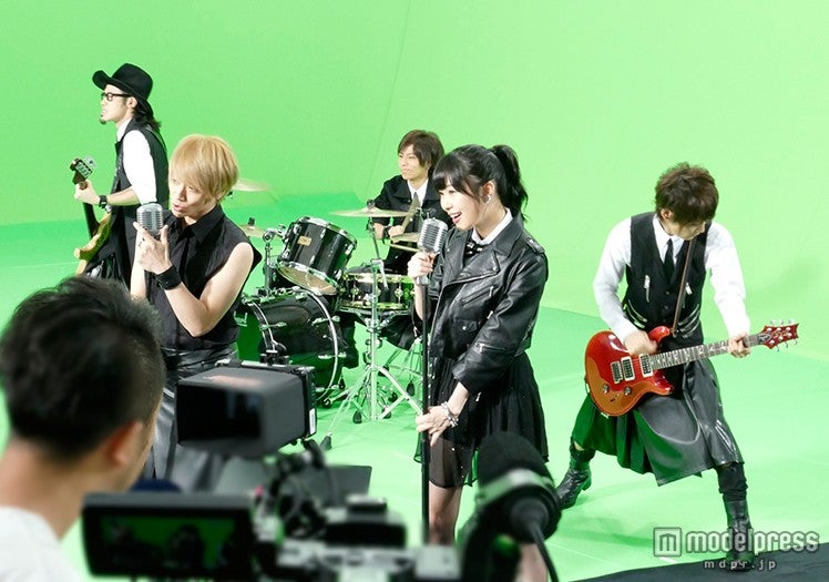 激しいバンド演奏と清涼感あふれる指原の歌声で共演／新TVCM「ウェル噛む 登場」篇より