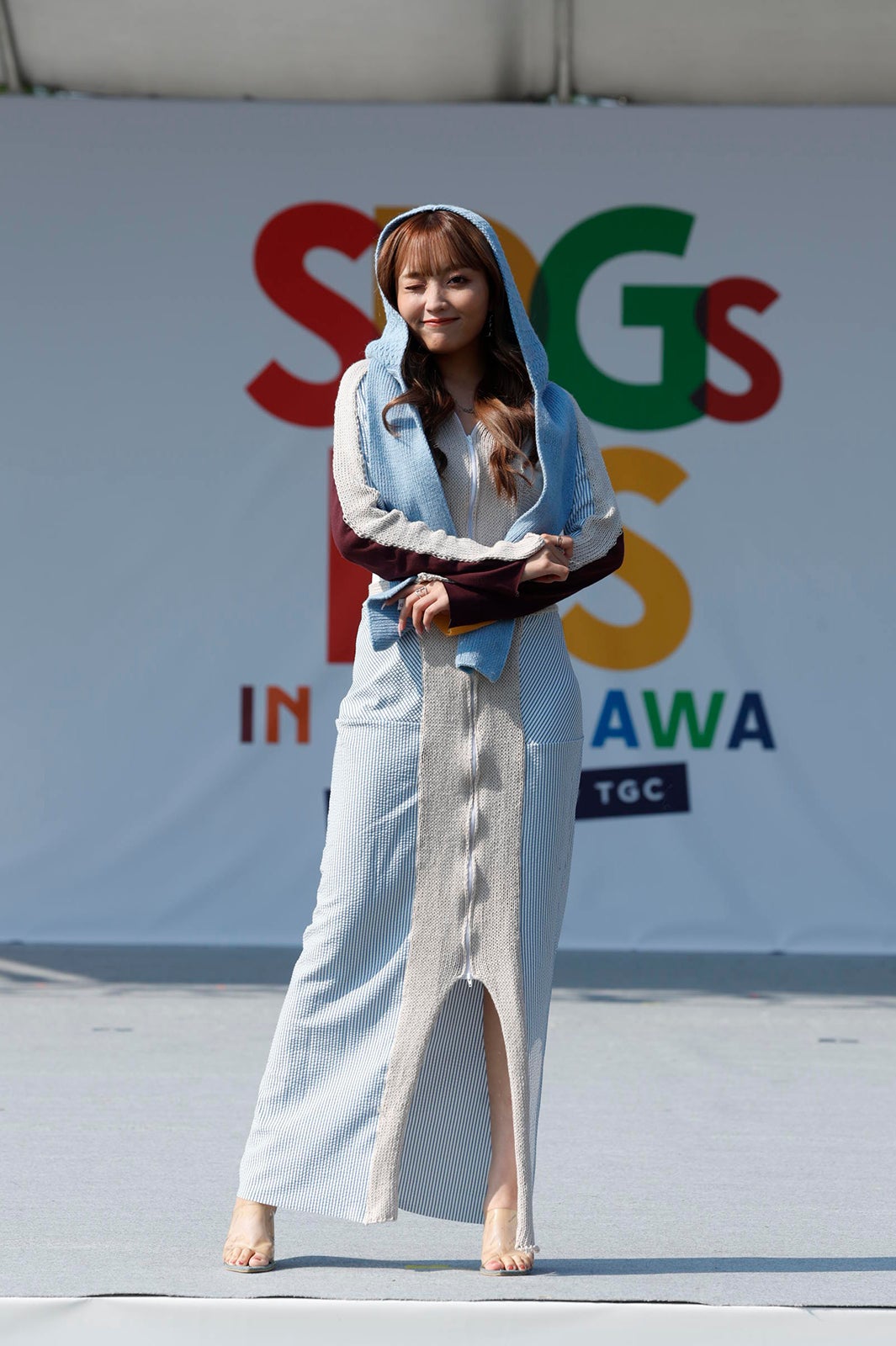 ねお、悩殺ウィンク披露 スリットから覗く美肌にドキッ＜SDGs FES in EDOGAWA＞