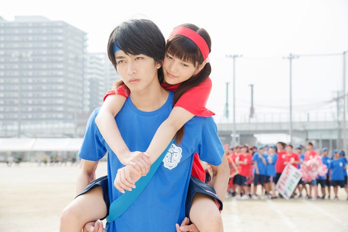 佐藤寛太、美沙玲奈(C)「イタズラなKiss THE MOVIE」製作委員会(C)多田かおる/ミナトプロ・エムズ