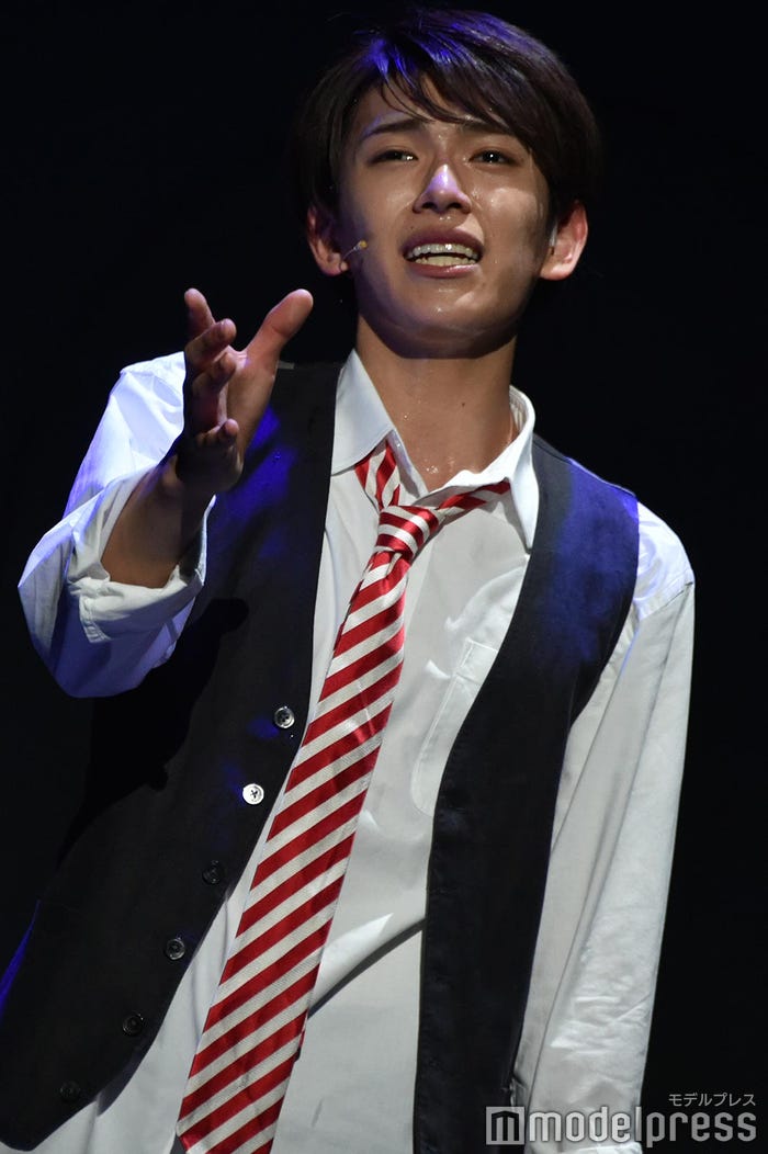 不意にメガネを外し、情緒たっぷりに歌い上げた深田竜生/ミュージカル「魔女の宅急便」公開ゲネプロより(C)モデルプレス