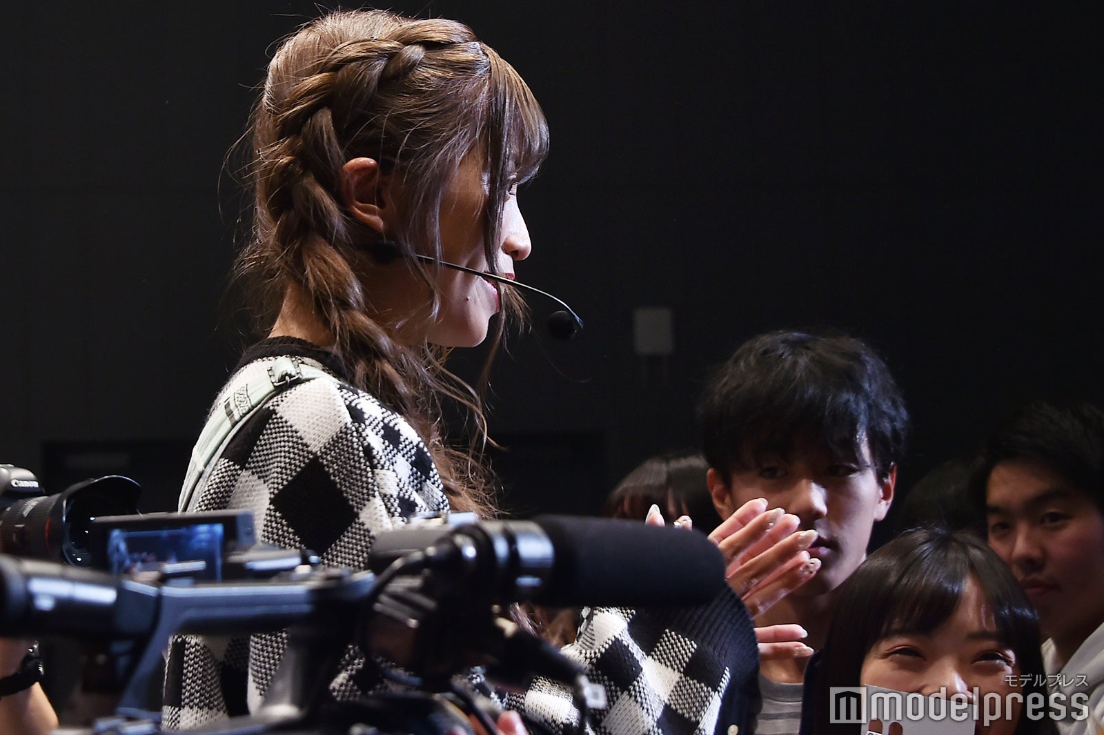 ファンと至近距離で交流するゆん （C）モデルプレス