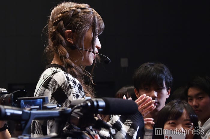 ファンと至近距離で交流するゆん (C)モデルプレス