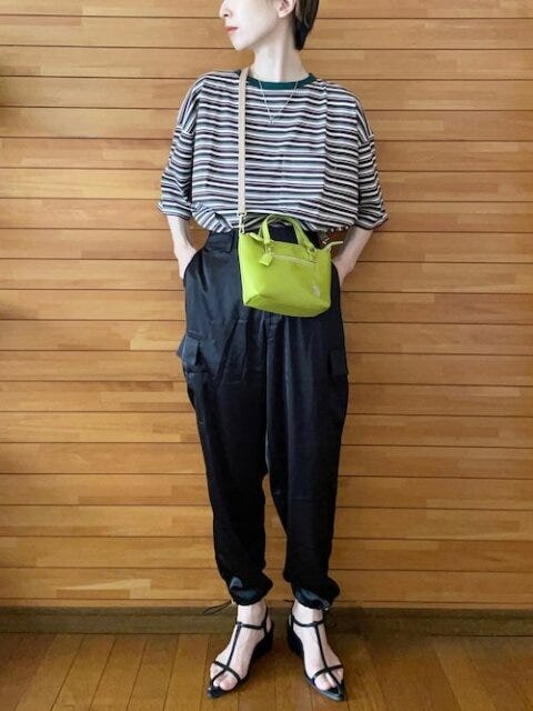 カーゴパンツ　コーデ　黒