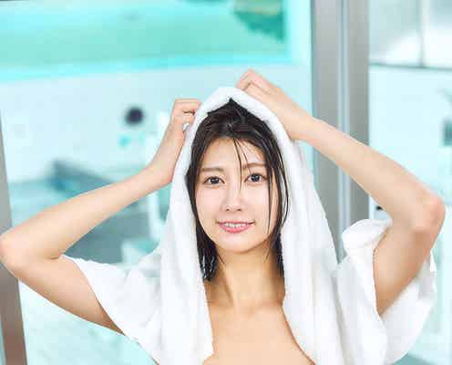 ABEMA瀧山あかねアナ、純白ビキニで豊満バスト披露 美ヒップちら見せのバックショットも