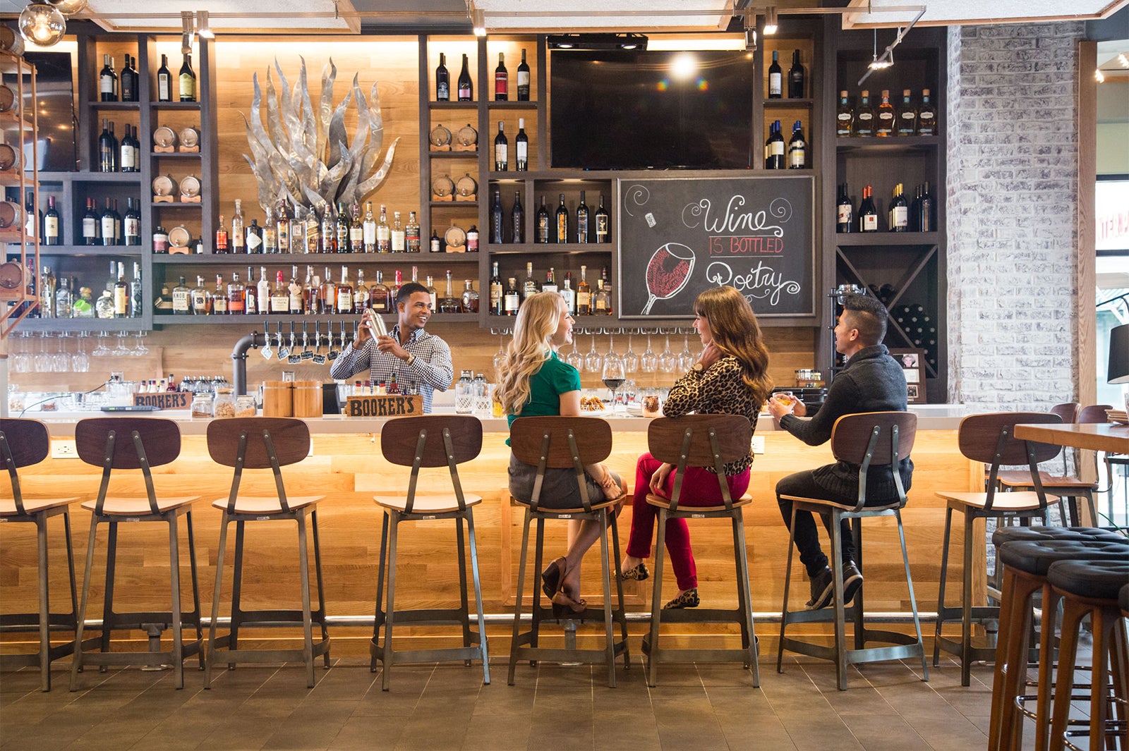 ハワイに米本土の人気アメリカンビストロ「TRファイヤーグリル」オープン