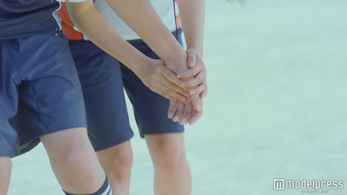 広瀬すず、中川大志の手をギュッ/新TVCM「すずと大志」篇