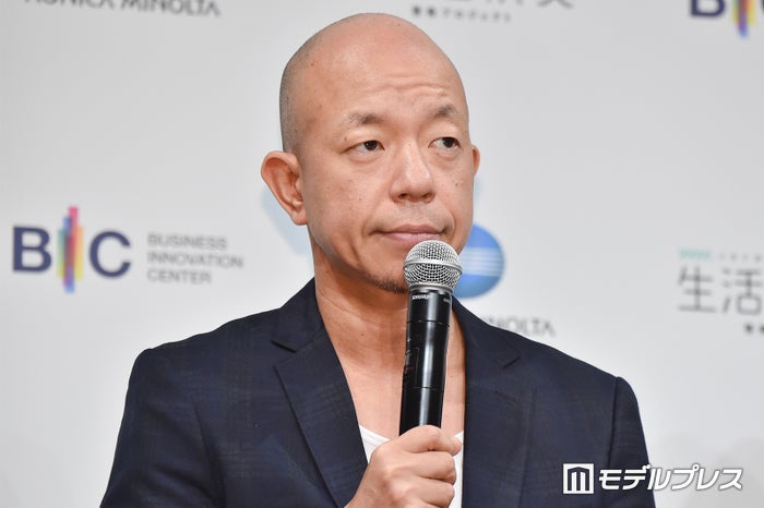 バイきんぐ小峠英二、“2人で160万円”ニューヨークの超高級パーティー参加 セレブから注目浴びる