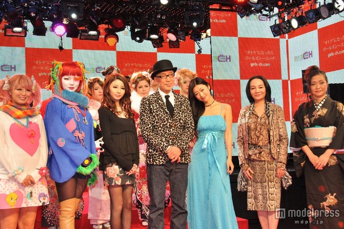 「GIRL'S CH」発表会に出席した(左から)神田笑花、バズーキスタン、沼尻帆泉、テリー伊藤、壇蜜、岩井志麻子、内田春菊