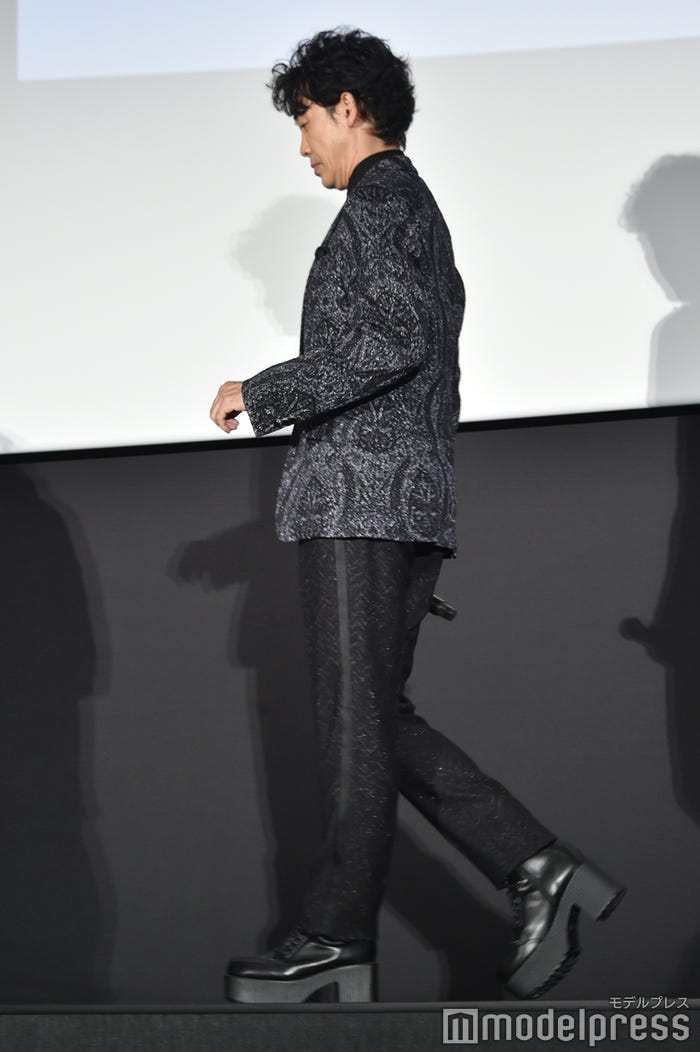 歩き方がぎこちない大泉洋(C)モデルプレス