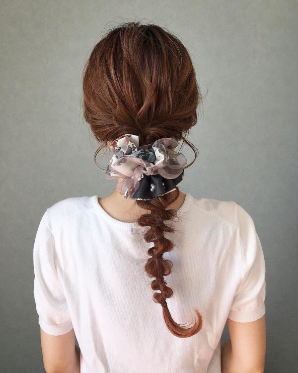 シュシュを使ったヘアアレンジ特集 簡単だけど凝って見える時短スタイル モデルプレス シュシュを使ったヘアアレンジ特集 簡単だけど凝って見える時短スタイル モデルプレス
