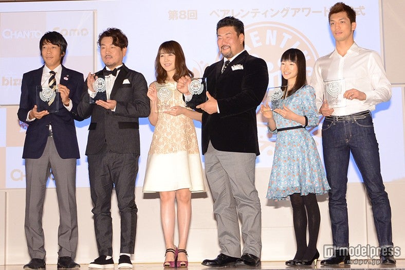 第8回ペアレンティングアワード授賞者（左から）中村憲剛選手、藤本敏史、安めぐみ、佐々木健介、近藤麻理恵、村田諒太選手
