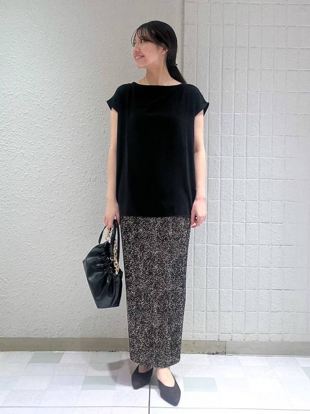 トップス＆スカートをブラックでそろえて落ち着いた雰囲気に　出典：WEAR