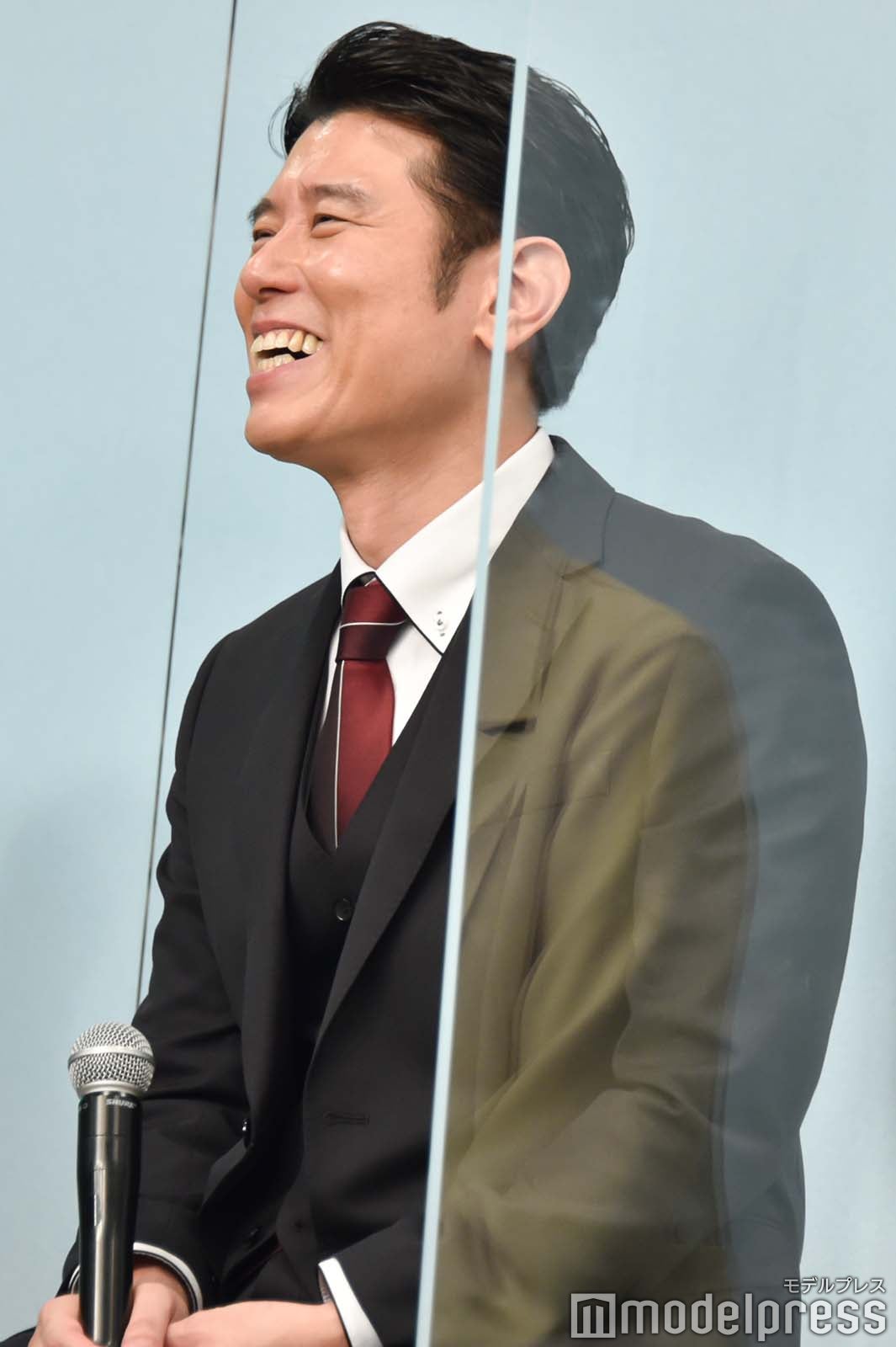 金子大地のコメントに笑う原田泰造 （C）モデルプレス