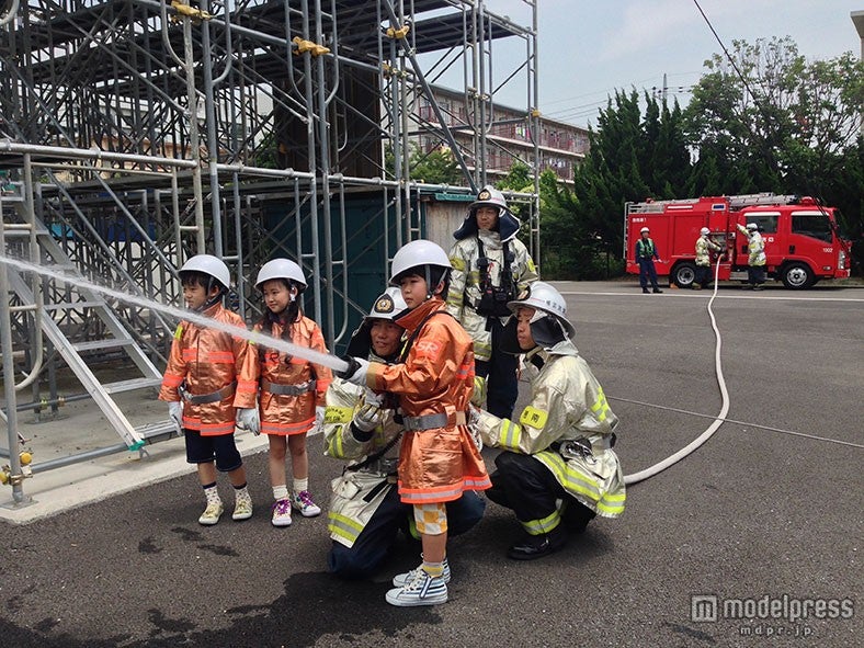 放水訓練を受ける三人／左から大西利空、遠藤璃菜、鈴木福