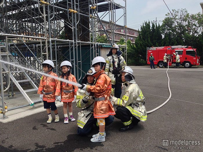 放水訓練を受ける三人/左から大西利空、遠藤璃菜、鈴木福
