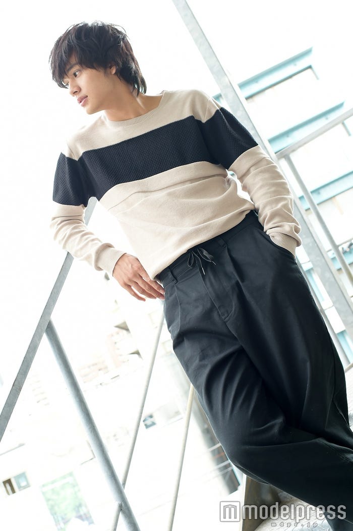 北村匠海(C)モデルプレス/ニット、パンツ、シューズ全てビーミング(ビーミング ライフストア by ビームス コクーンシティ店)/スタイリスト鴇田晋哉