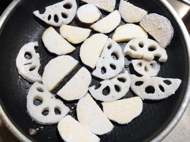 熱したフライパンにサラダ油をひいて、③のさつまいもとれんこんを入れて両面弱めの中火で焼きます。 熱したフライパンにサラダ油をひいて、③のさつまいもとれんこんを入れて両面弱めの中火で焼きます。