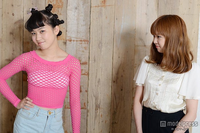 當山みれい(左)を温かい眼差しで見つめる平澤遼子さん(右)