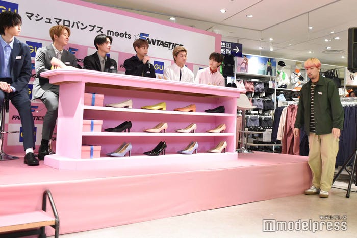 ステージから降り、転んだ時の対処法を実践する世界 (C)モデルプレス