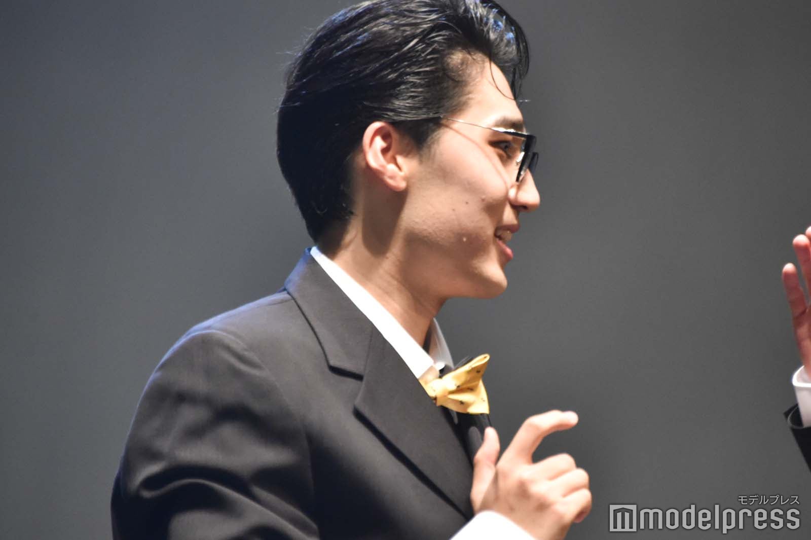 ストリートスナップを撮影するNaoya（C）モデルプレス