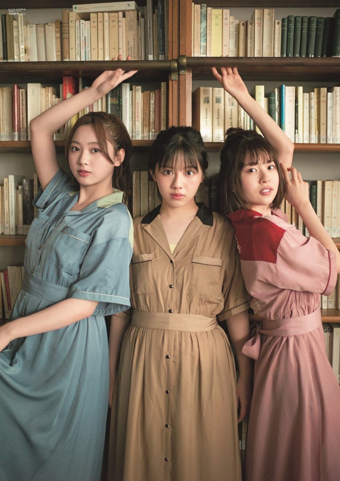「B.L.T.2021年8月号」別冊付録:富田鈴花、渡邉美穂、松田好花(日向坂46)両面超ビッグポスター<表>(提供写真)