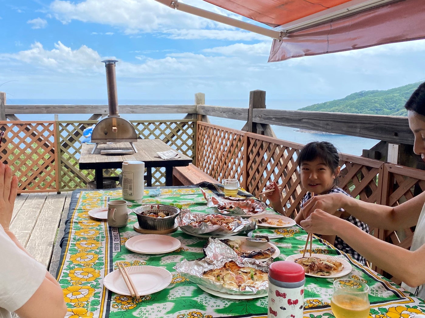 絶景テラスでピザ作り体験ができる徐福茶屋のテラスとピザづくりの様子（提供画像）