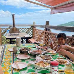 絶景テラスでピザ作り体験ができる徐福茶屋のテラスとピザづくりの様子(提供画像)