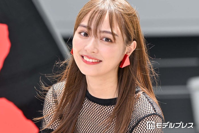 内田理央、ウエストチラリのオフショルトップスで美スタイル公開「デコルテが綺麗」「美しすぎる」の声