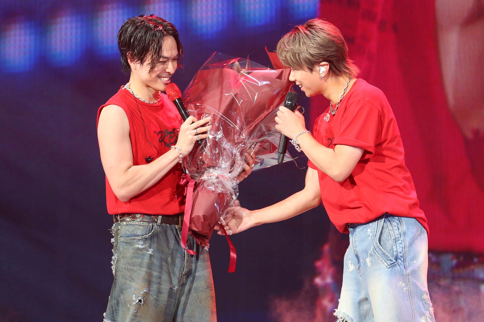 北山宏光、“親友”今市隆二のソロライブにサプライズ登場 コラボ楽曲初パフォーマンス＆花束も贈呈