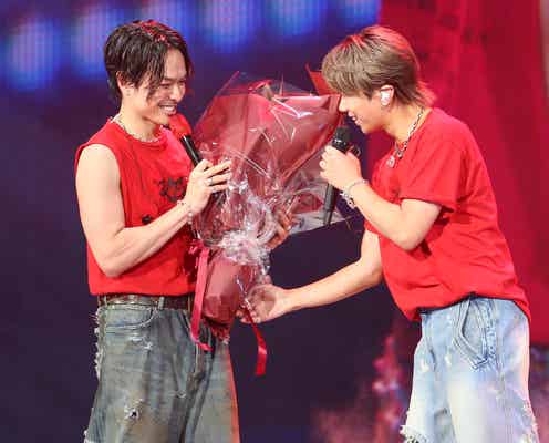 北山宏光、“親友”今市隆二のソロライブにサプライズ登場 コラボ楽曲初パフォーマンス&花束も贈呈