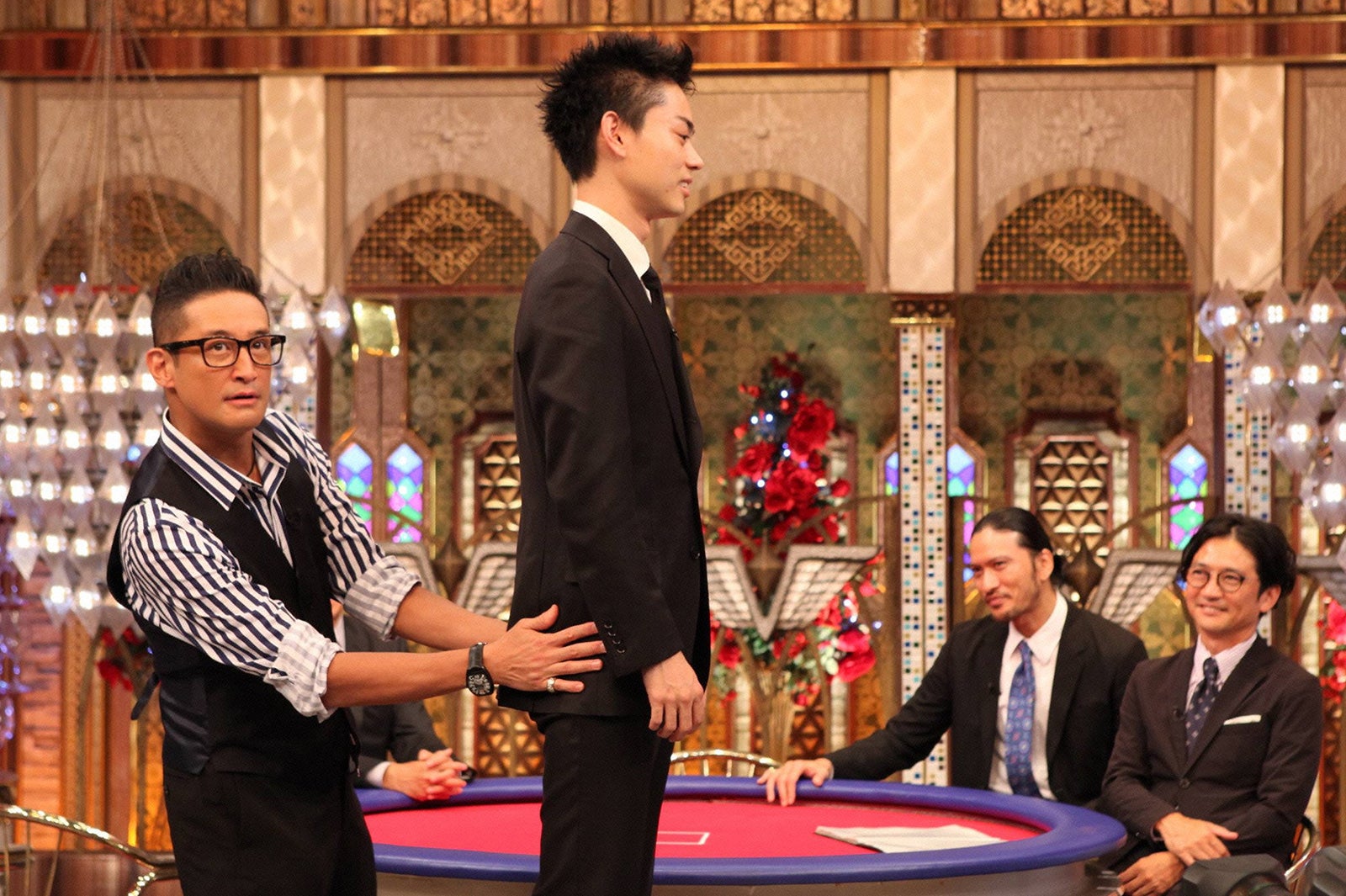 松岡昌宏（左）が“オネエキャラ”で菅田将暉（中央）のボディチェック（C）フジテレビ