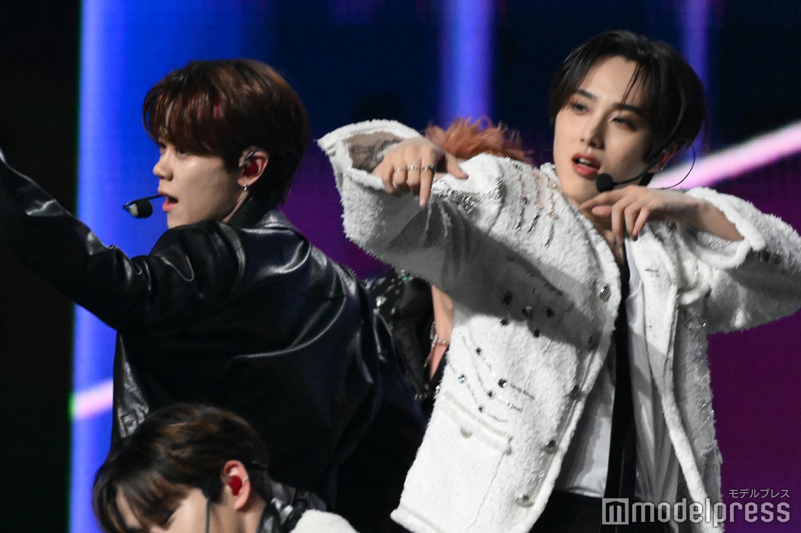 背中合わせが決まる藤牧京介、尾崎匠海（C）モデルプレス