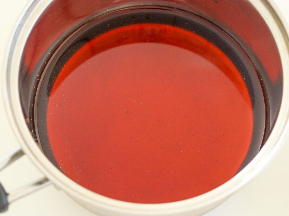 小鍋にだし汁としょうゆとみりんを入れた煮汁 小鍋にだし汁としょうゆとみりんを入れた煮汁