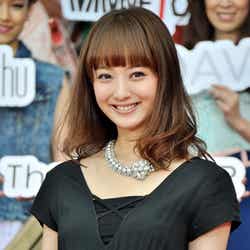 「東急プラザ 表参道原宿」のオープニングセレモニーに出席した佐々木希