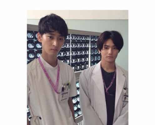 野村周平&上杉柊平、白衣姿の2ショットにファン絶賛「白衣萌え」「Wしゅうへい最高」の声<ドクターX>