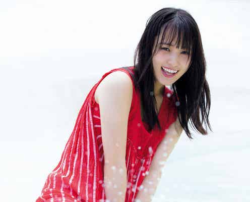 欅坂46菅井友香、透き通る白肌&スラリ美脚にうっとり