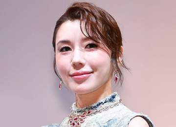 仲里依紗 結婚記念日で「お顔が乙女に」 富士山のぞむホテルで夫・中尾明慶と密着ショット「可愛いがすぎる」