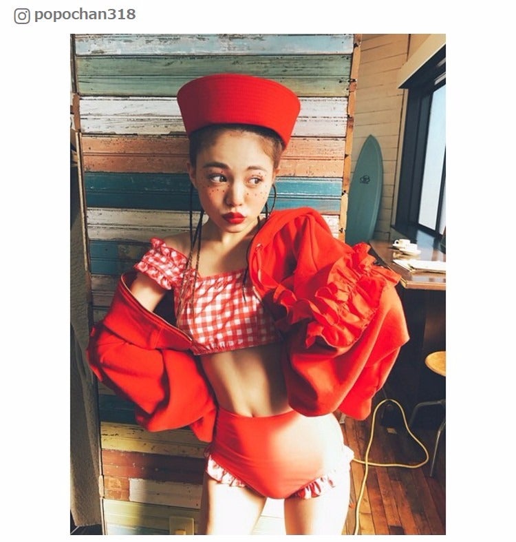 ちぃぽぽ、キュートな赤ビキニで美くびれ披露「腹筋すごい」「羨ましい」と絶賛の声