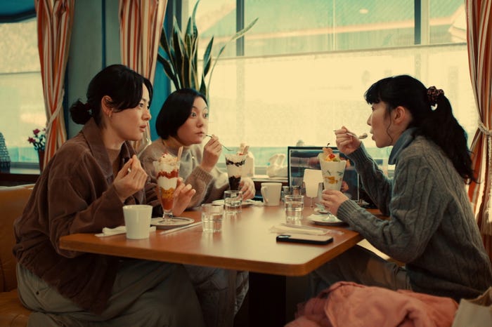 市川実日子、鈴木杏、平岩紙「ホットスポット」第5話(C)日本テレビ