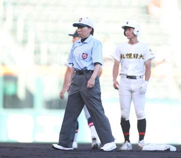 甲子園初出場の女性審判員が涙「嬉しい気持ちと絶対失敗しちゃいけない、それだけでした」2児の母 子どもたちも観戦「またやりたいなって」