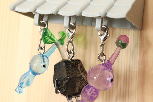 セリア フック付き屋根オブジェ セリアのキーホルダーを飾れるフック付き屋根オブジェ
