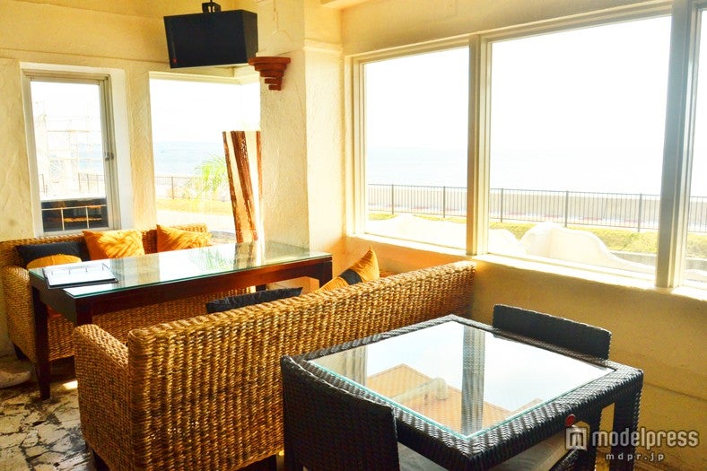 どこからも海が見えるテーブル席