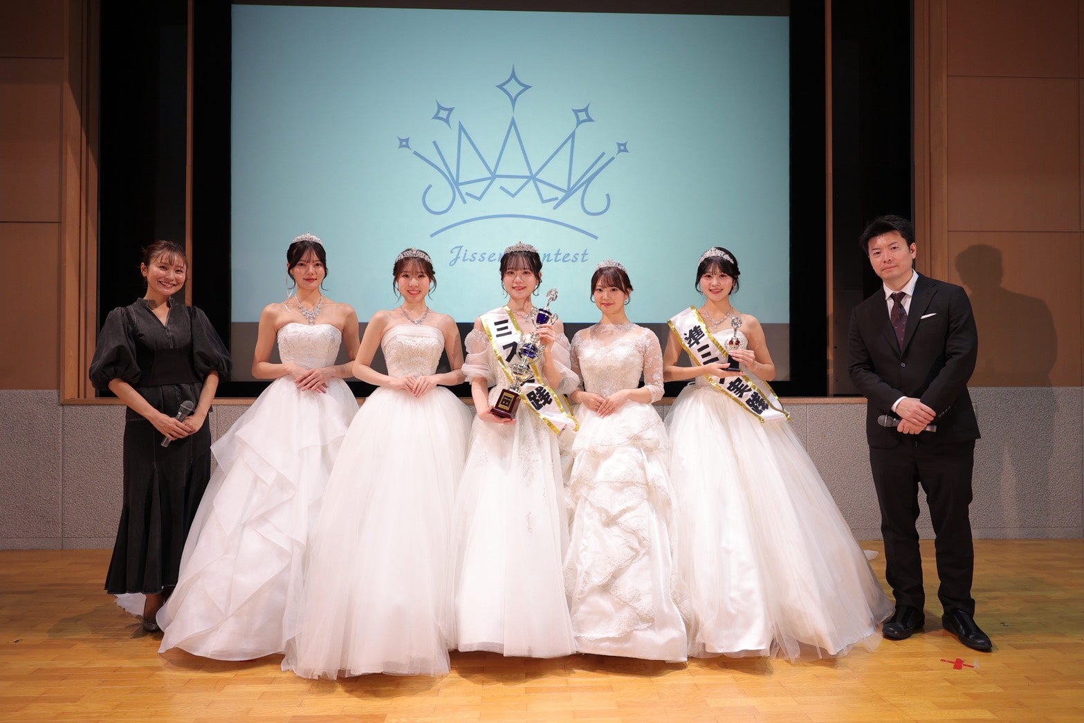 「ミス実践コンテスト2025」ファイナリスト／司会：土屋蒼空、鈴木芳彦アナ（提供写真）