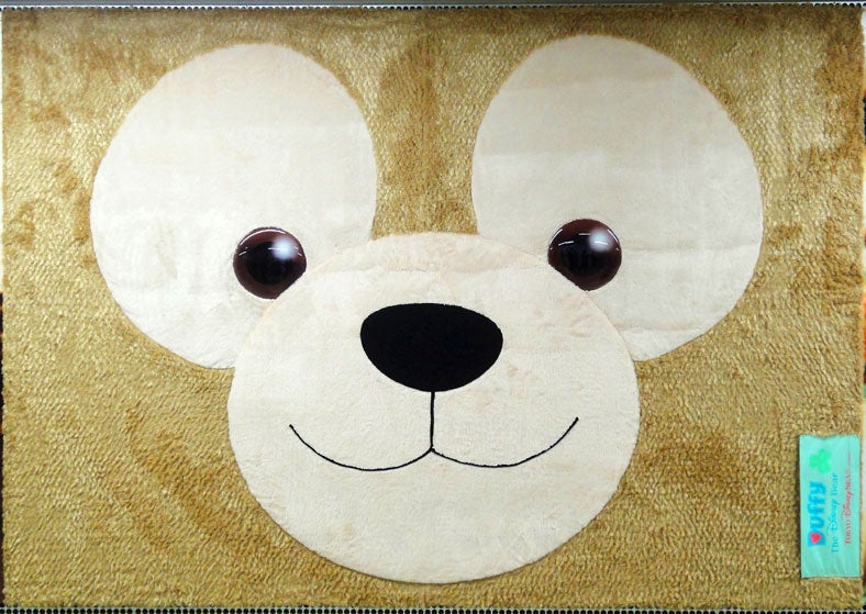 ぬいぐるみと同じ生地で製作されたポスター