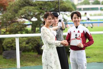 相武紗季が馬券的中！勝利騎手とのトークショーで騎乗姿とのギャップに「結構驚いています」